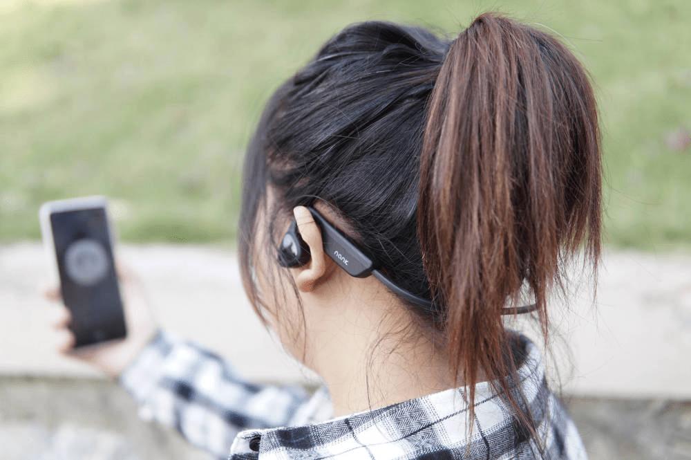 头戴式耳机对耳朵伤害更大吗,大耳机和小耳机哪个对耳朵好