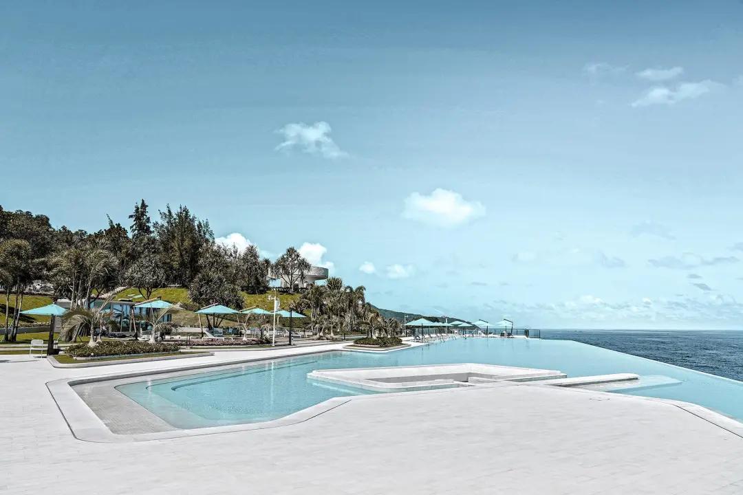 夏日泳池风景,夏日玩水胜地无边际泳池