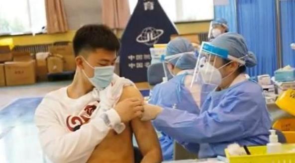 高中体育生“打疫苗”，完美身材太养眼，连老阿姨都心动了