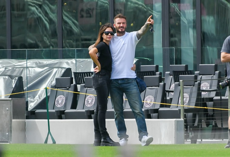 贝克汉姆带儿子踢足球,贝克汉姆贝嫂带小七