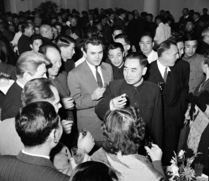 女翻译唐闻生：跟随毛主席10年，43岁转铁道部奋战13年，一生未婚