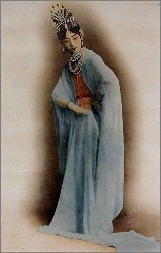 他是一代京剧大师，乃进军好莱坞第一人，开启娱乐圈“男色时尚”