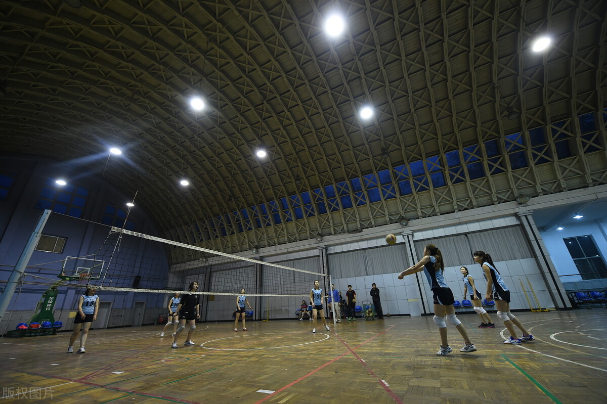 打篮球和踢足球哪个能长高,打篮球还是踢足球更累