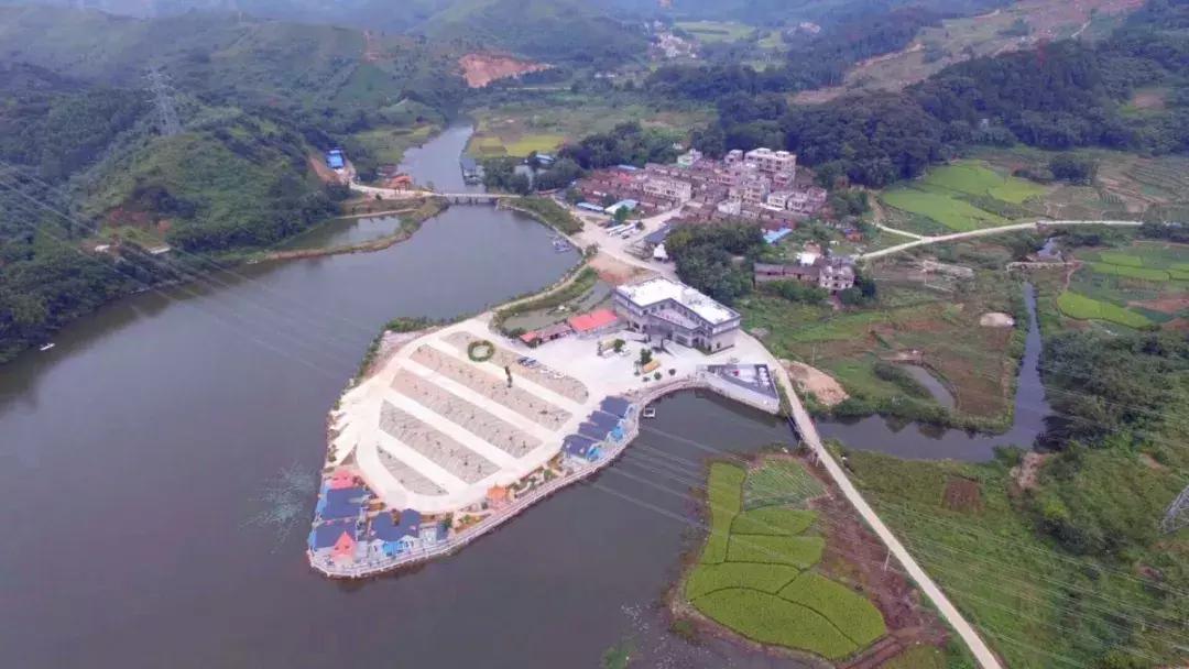 清远这座糖果色湖景汤泉别墅，私藏气派大瀑布和绝美草原！！