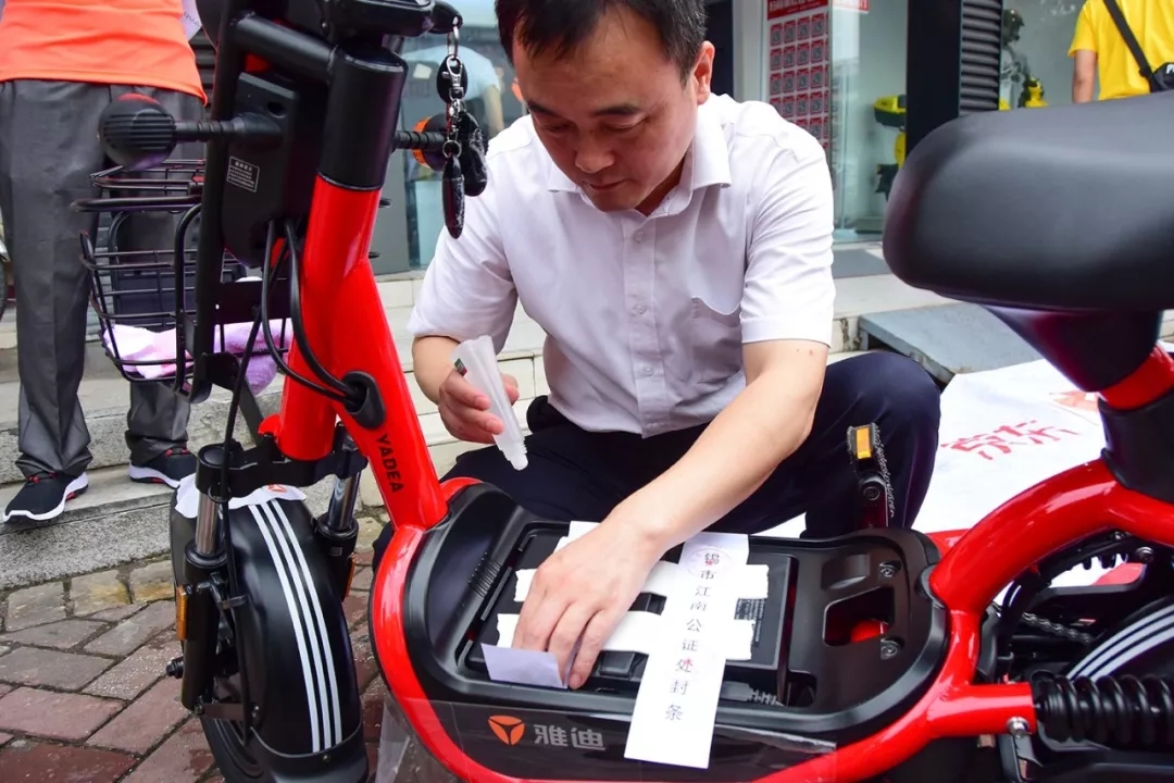 电动车用什么锂电池好,电动车铅酸电池和黑金电池哪个好