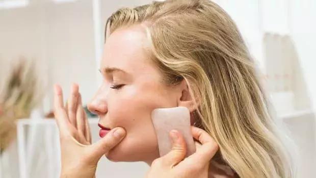 冬天脸肿眼浮肿是什么原因,冬天为啥脸眼皮肿