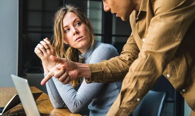 在单位被领导孤立同事挤兑怎么办,被同事挤兑最好的解决方法