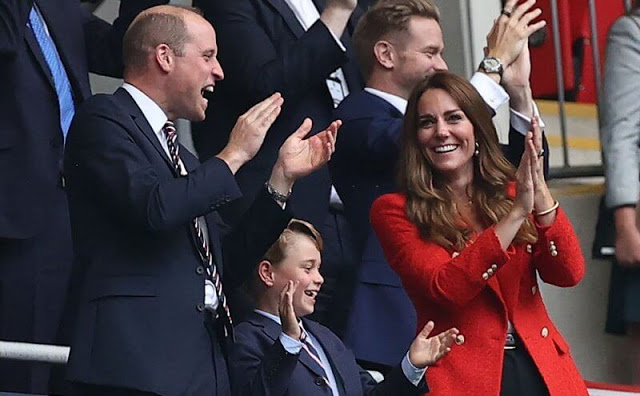 乔治王子与威廉看球赛,威廉王子和乔治王子看球赛