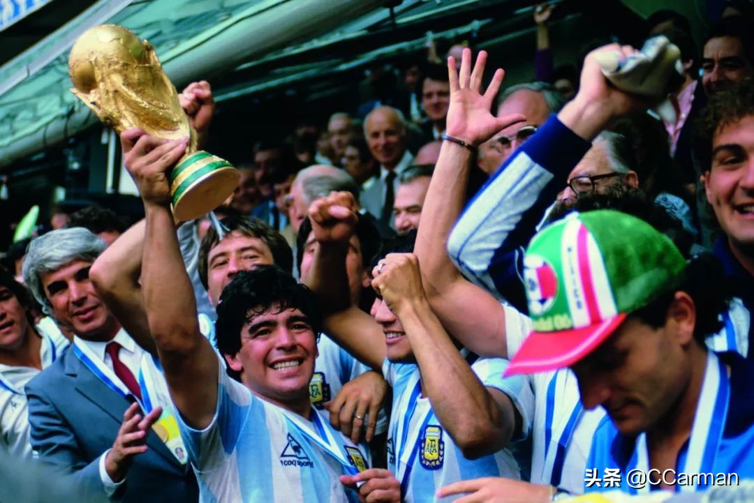 足球“上帝之手”：草根阶层公认史上第一球王，超脱体育政治领袖