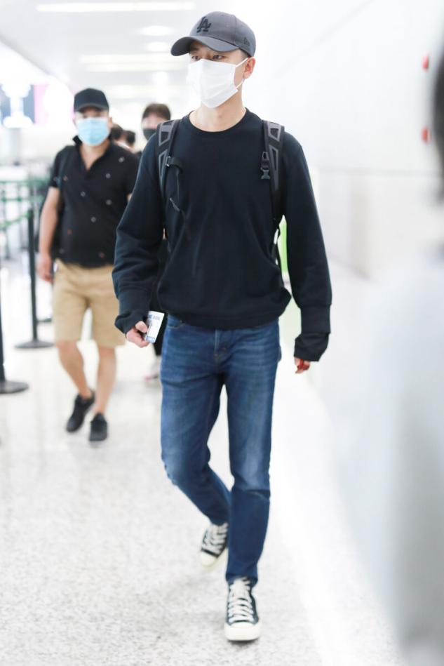 黄轩休闲西装穿搭,黄轩穿背心少年感