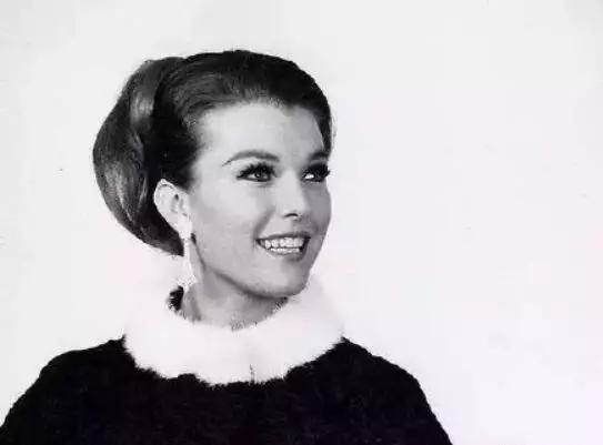 60岁拍裸照,惊艳T台,培养出身价200亿儿子:年龄从来不是问题