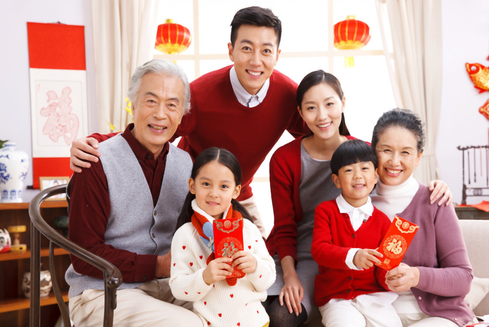 孙子外孙一字之差,老人给“压岁钱”差太多,宝爸气不过当场离席