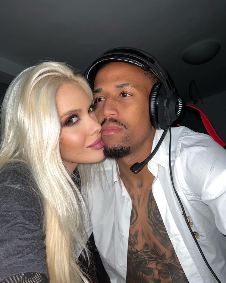 超敢说!皇马中卫性感女友直播吐真言,称不是球员们的战利品