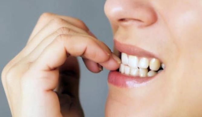 孩子从小到大爱咬手怎么办,小孩子从小爱咬手指头