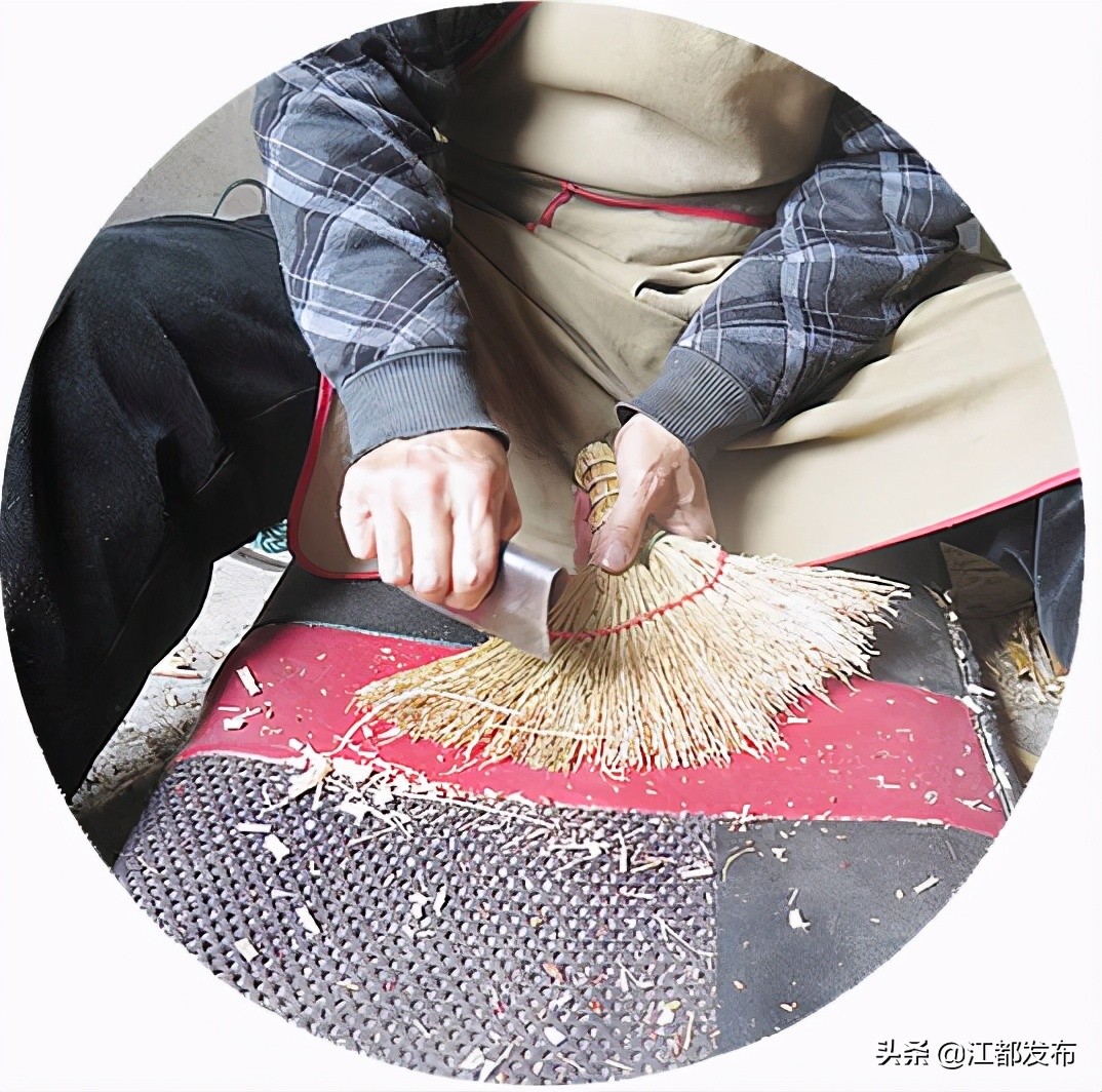 15道工序扎一把笤帚！江都水乡小纪镇，这对老夫妇53年“艺不离手”
