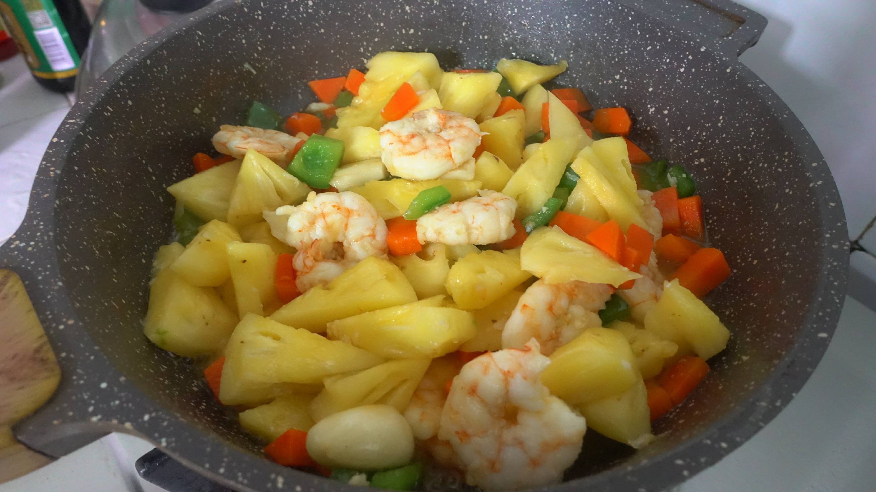 菠萝炒虾做法步骤,菠萝油条虾做法视频教程