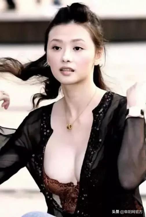 她因胸大成名,却吸毒三次入狱,如今嫁小15岁男友被嫌弃