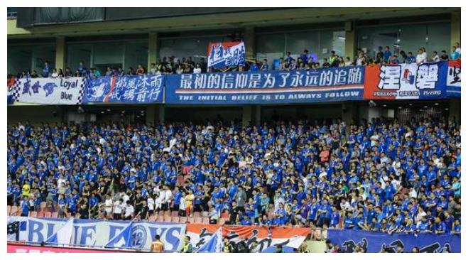 输的心服口服！申花球迷穿贝尔11号球衣提气恒大球迷喊申花加油