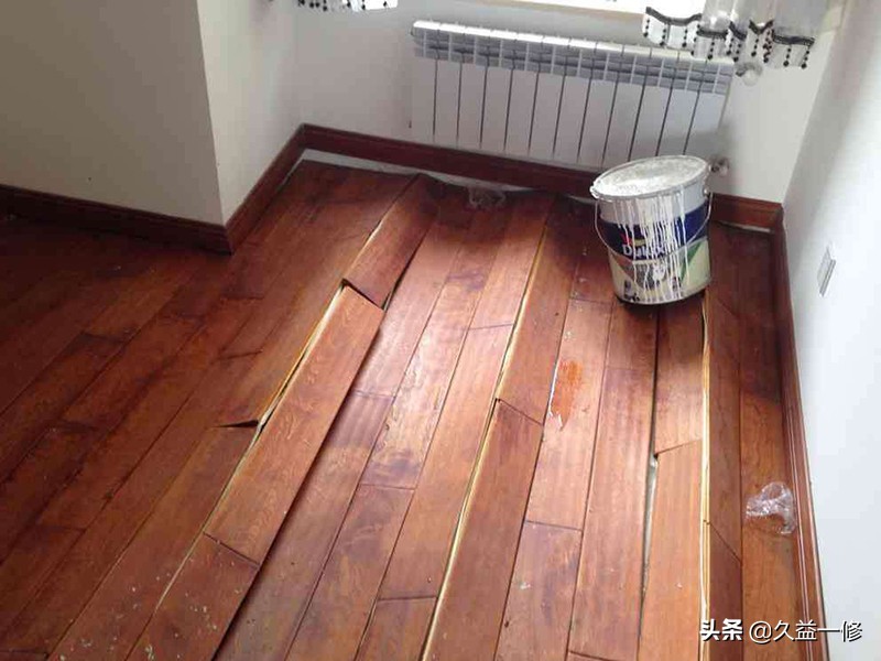 地板鼓包以后拆开用胶粘的能行吗,pvc塑胶地板边缘鼓包处理方法