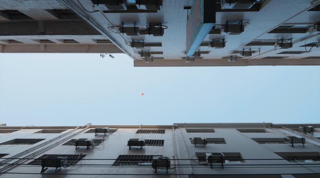 向对面出租屋射了一箭：80后妈妈王莹在城中村的实验艺术