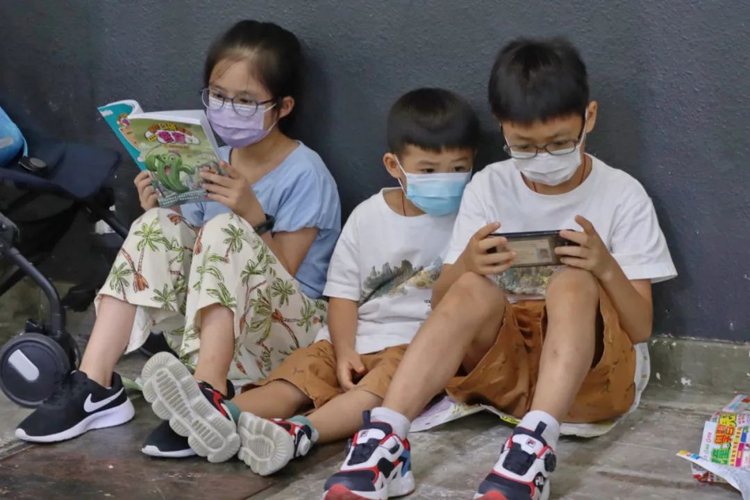 香港亚洲博览馆后疫情时代,香港书展周日爆棚场内外人潮涌动