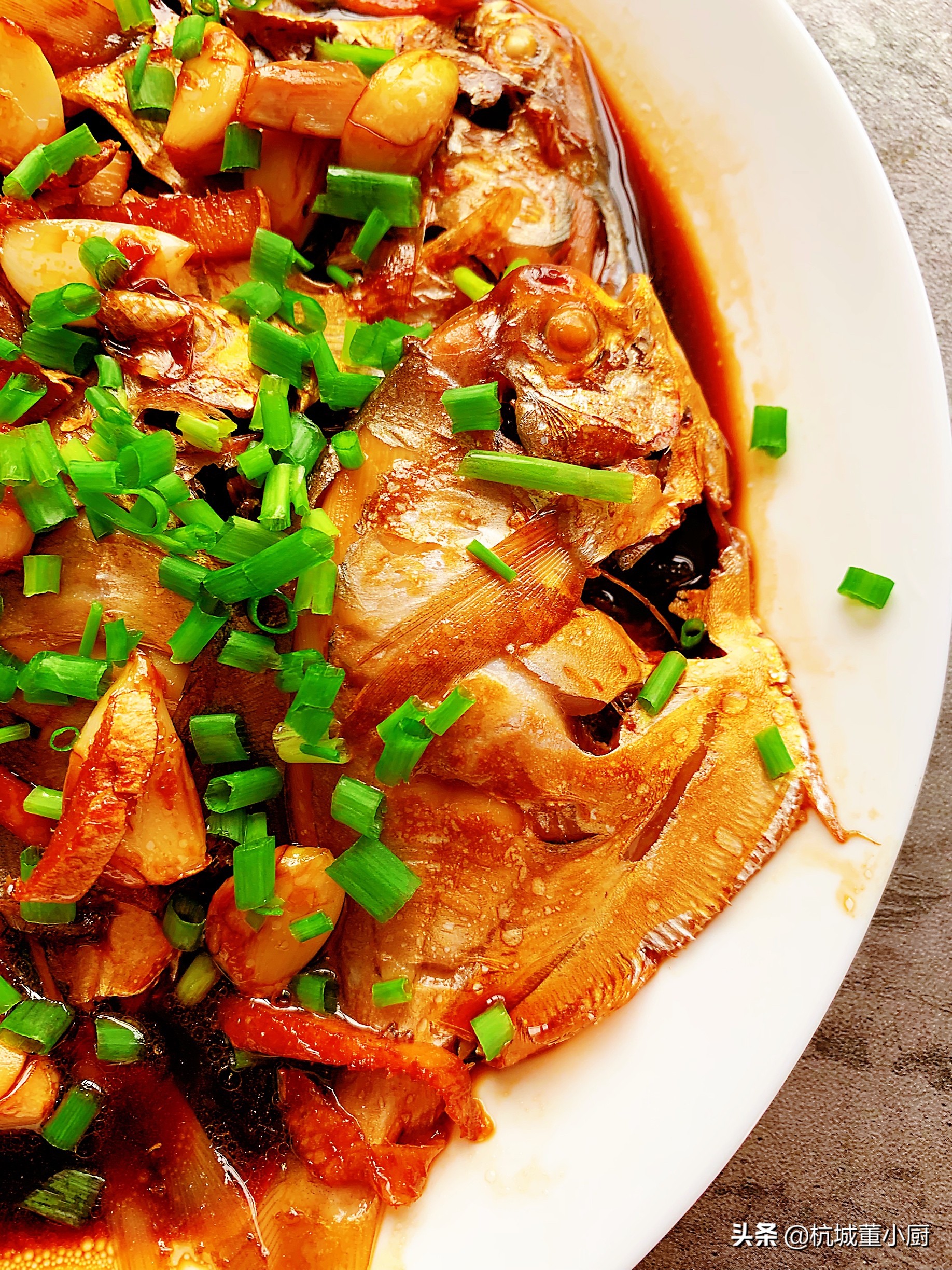 大厨红烧鲳鱼最正宗的做法,蒜子鲳鱼