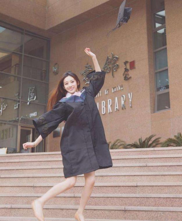 她曾18岁走秀不慎掉落泳裤：坚持走完，如今成央视美女主持人