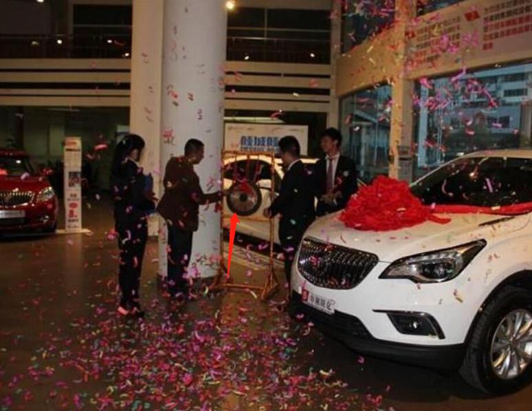 男子花6万买二手车,男子花100万买车提车后竟无法开走