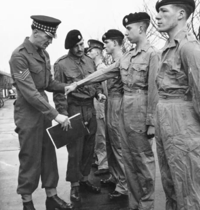 4分短裤军装男休闲,男士连帽工装短裤