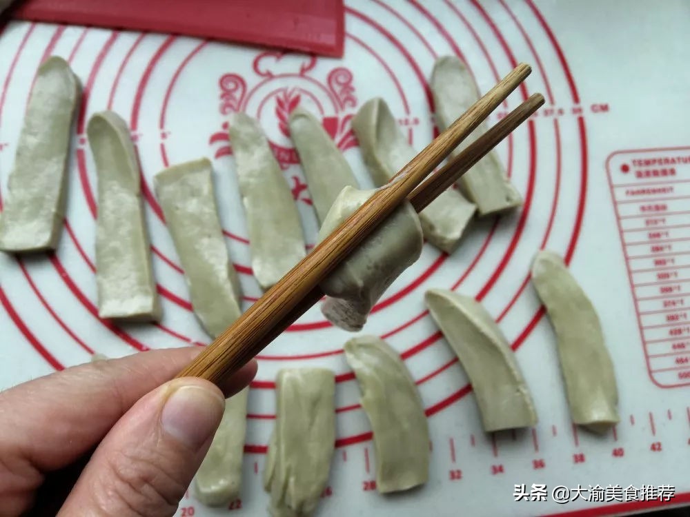 热门小吃摆摊烤面筋的做法,烤面筋也是很火爆的街边休闲小吃