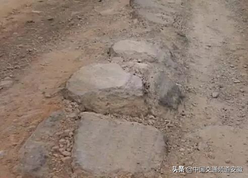噪音扰民压坏路面！多辆超载大货车穿过怀远一街道……