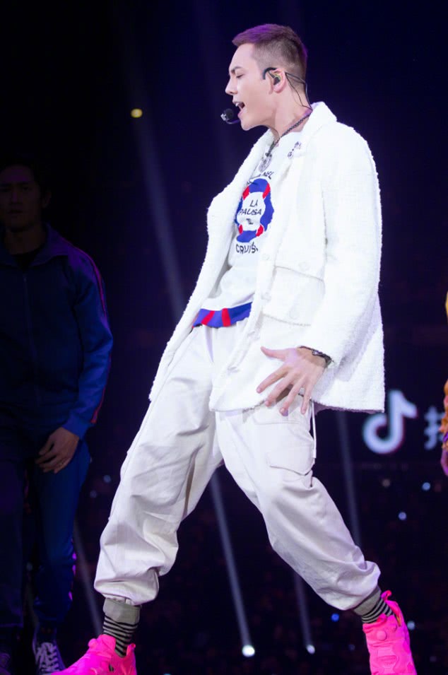 陈伟霆潮牌中筒袜,陈伟霆穿锐步