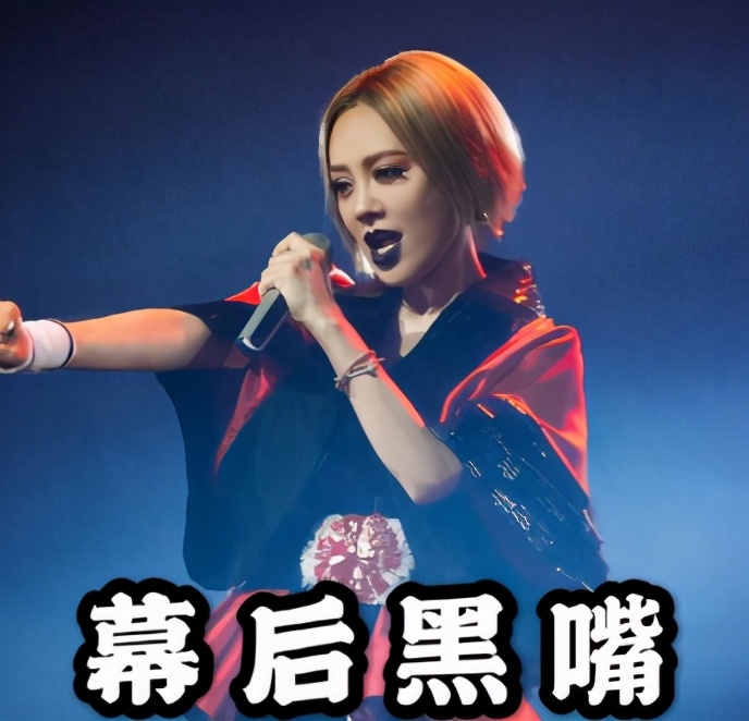 在“姐姐团”勾心斗角的宁静，机场弯腰摸粉丝肉*袜丝**，举动超可爱