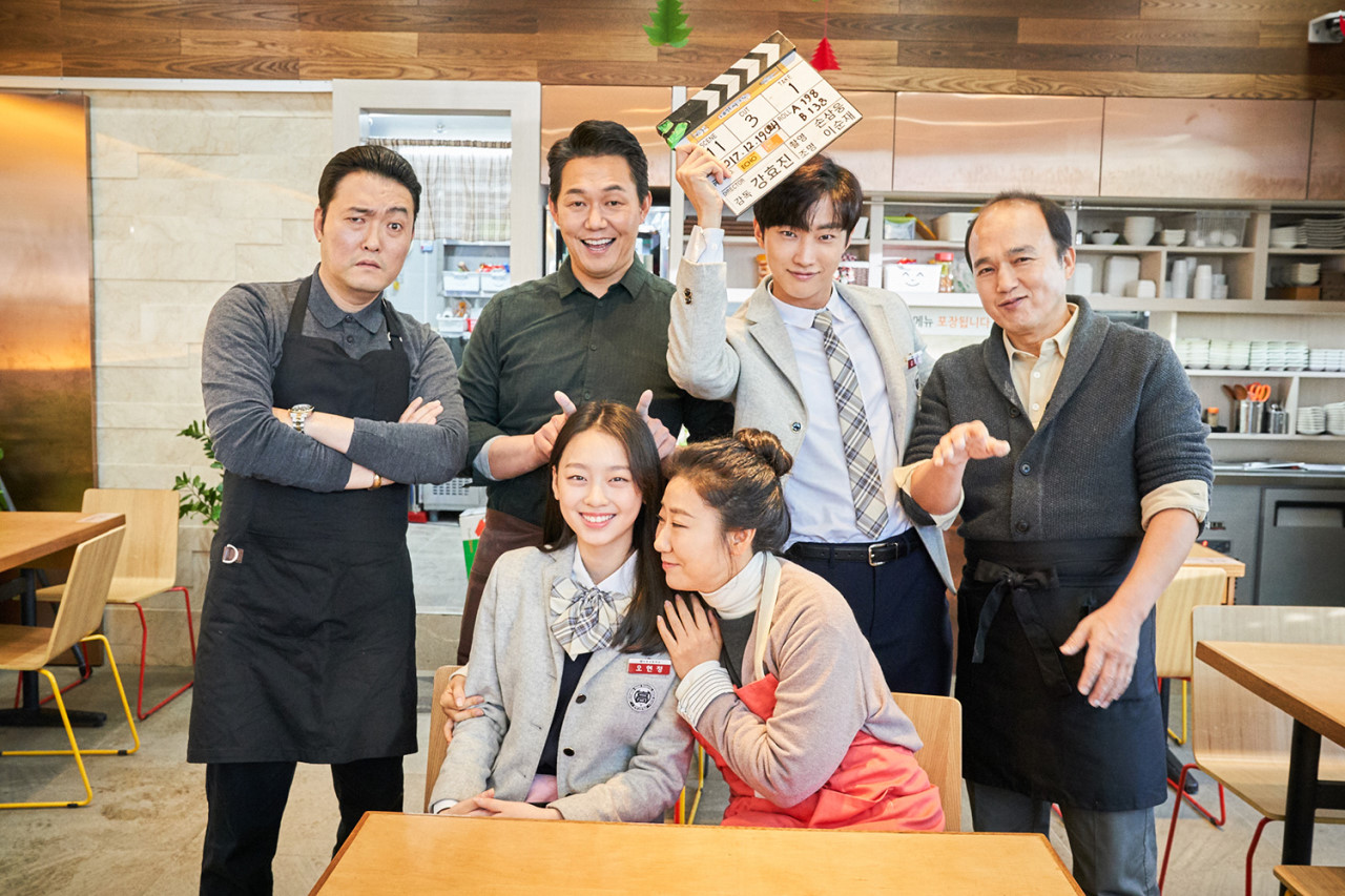 男高中生当众狂吻老阿姨，真情流露被骂变态，喜剧片拍出新高度