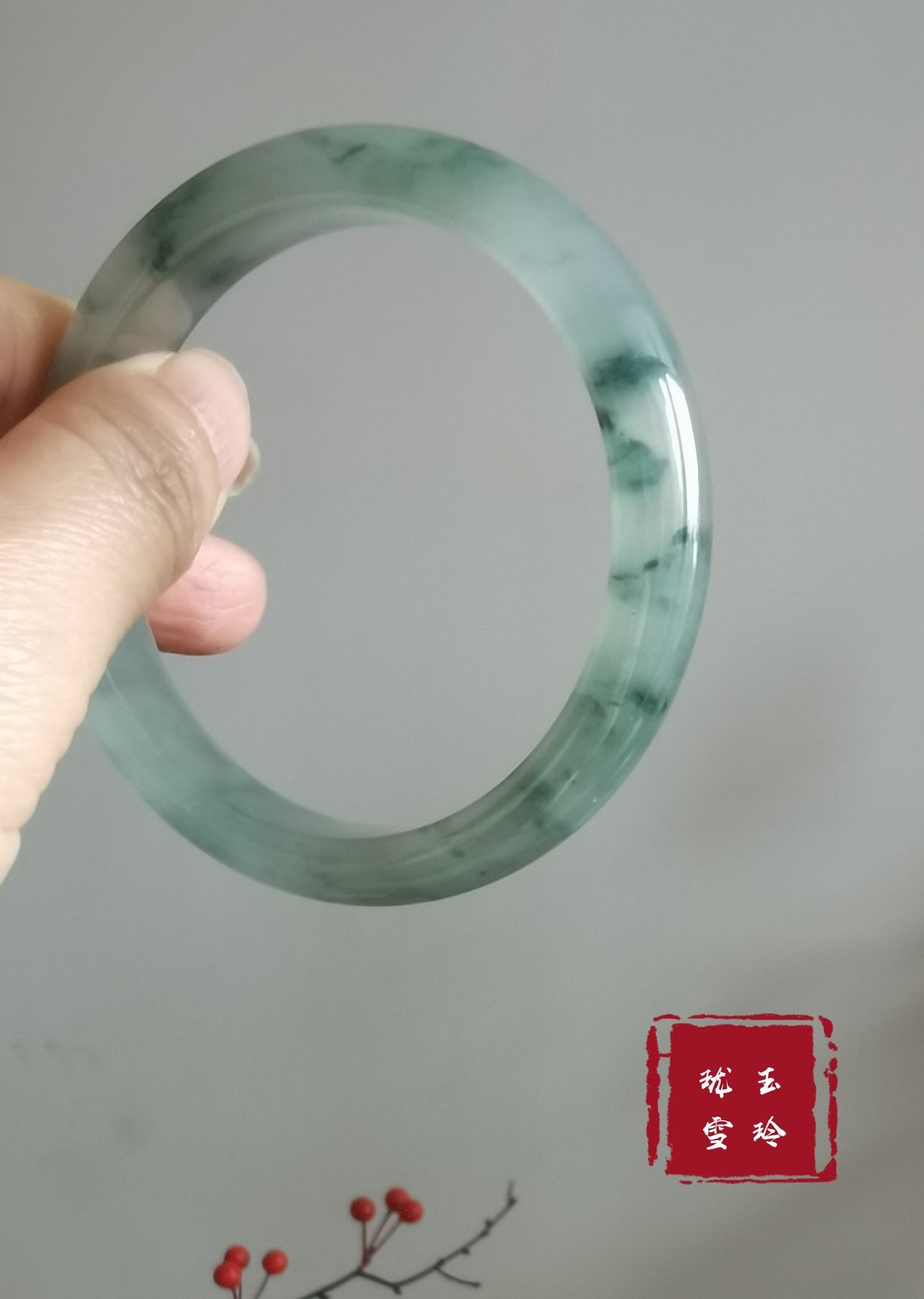 怎么挑选适合自己的玉手镯,玉手镯怎么选才是最好的呢