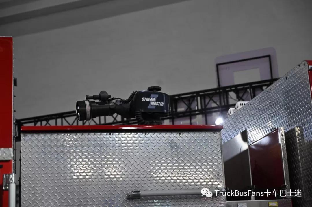 豪士科超高层供液消防车,供液能力达到420米,采用550马力底盘