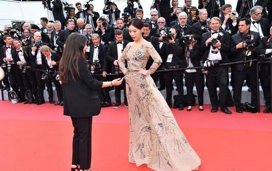 蹭红毯,蹭红毯赖着不走