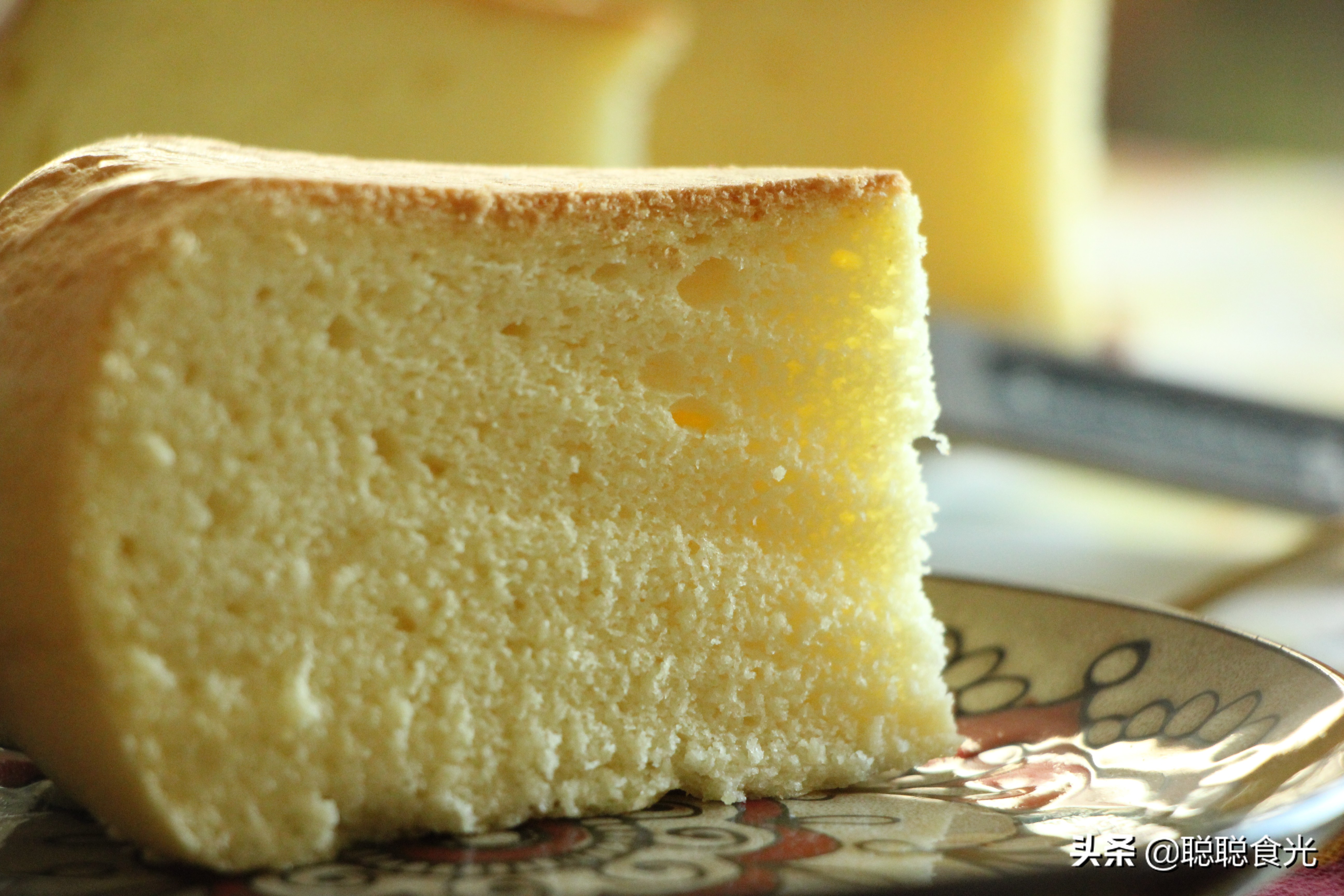 用电饭锅鸡蛋做蛋糕最简单的过程,只用鸡蛋和面粉用电饭锅做蛋糕