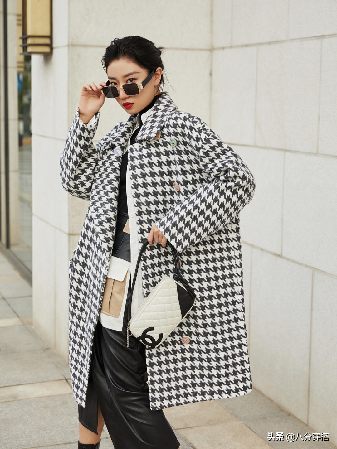 冬天“千鸟格大衣”怎么穿才高级？看看这些穿搭示范，保暖又显瘦