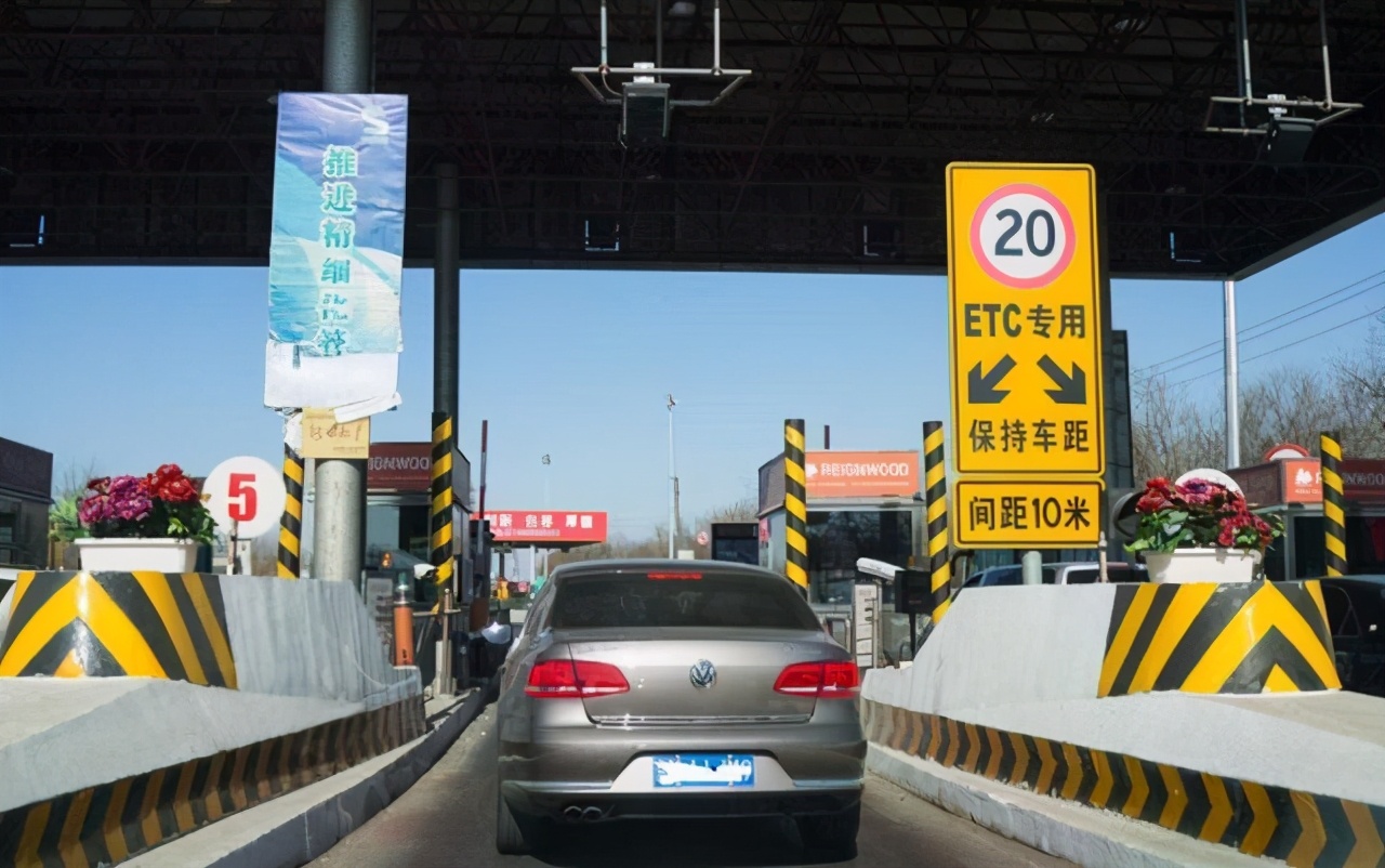 高速公路一年收入多少亿,中国高速公路每年总收入有多少