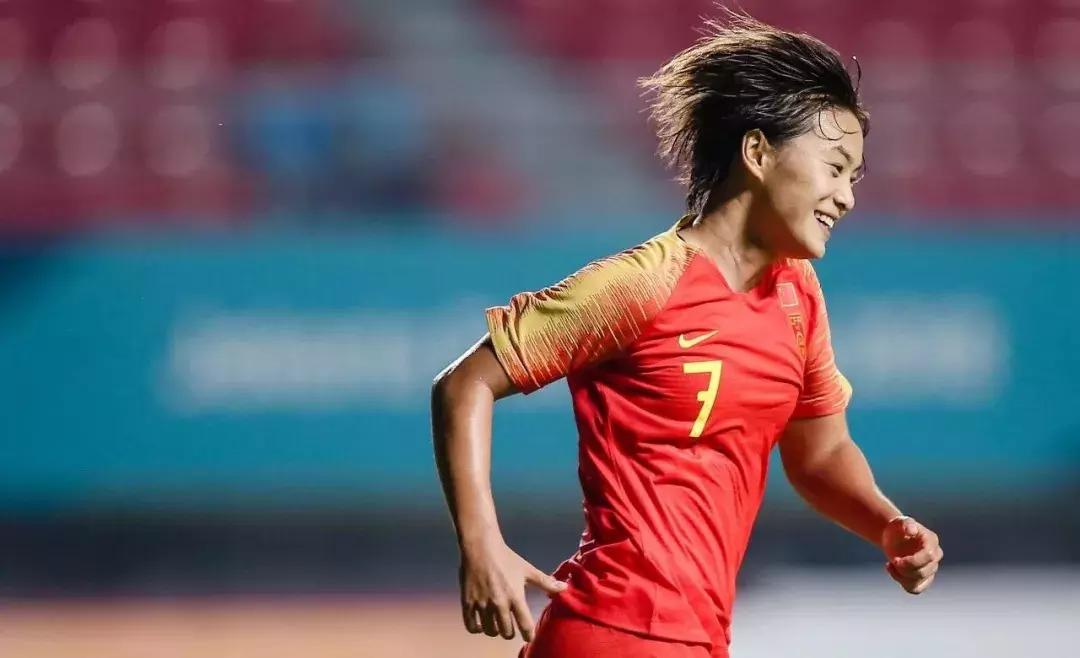 她是c罗最爱的女人,梅西和c罗谁更受女性青睐