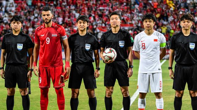 国足不敌叙利亚，名帅里皮气得辞职，其实国家队最需要的人是他