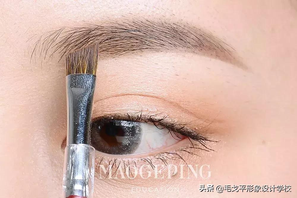 圆脸妹子怎么化妆才显脸小呢,圆脸女生怎样化妆才能显得好看