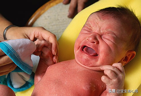 新生儿出现这十件奇怪的事情，新手妈妈要正确认识