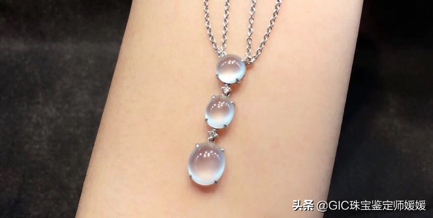 锁骨链的搭配效果图,锁骨链太好看了气质又百搭