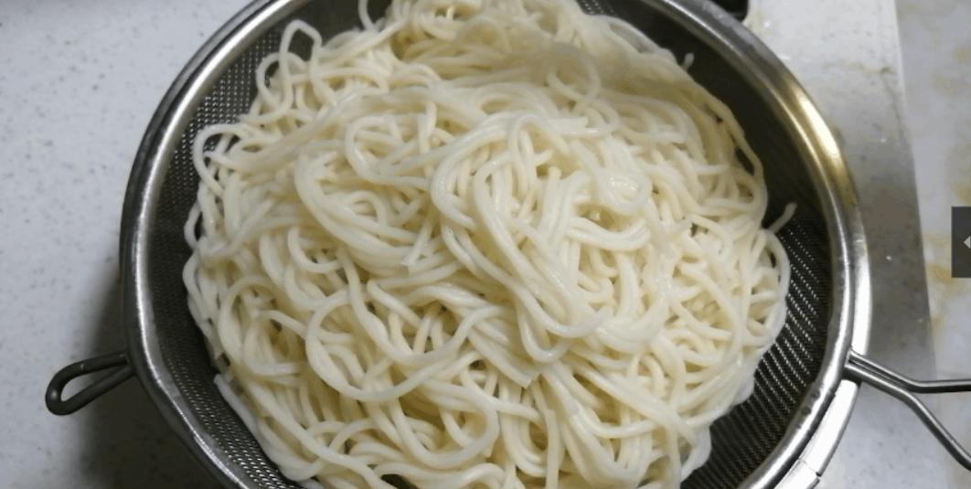 炒面不粘锅的技巧教你一招,做炒面酱油粘锅怎么办