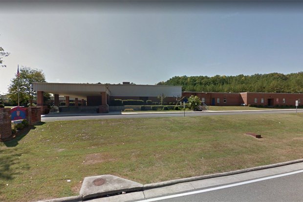 美国女教师性侵15岁学生被判刑,美国女教师被警察逮捕