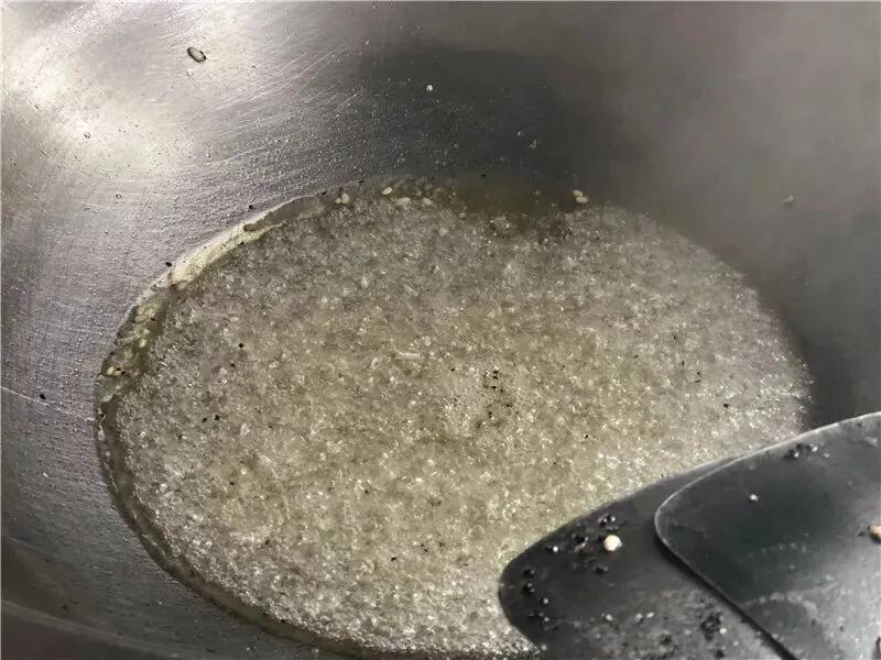 宁波这家小店的冻米糖又酥又香，老师傅做了40多年