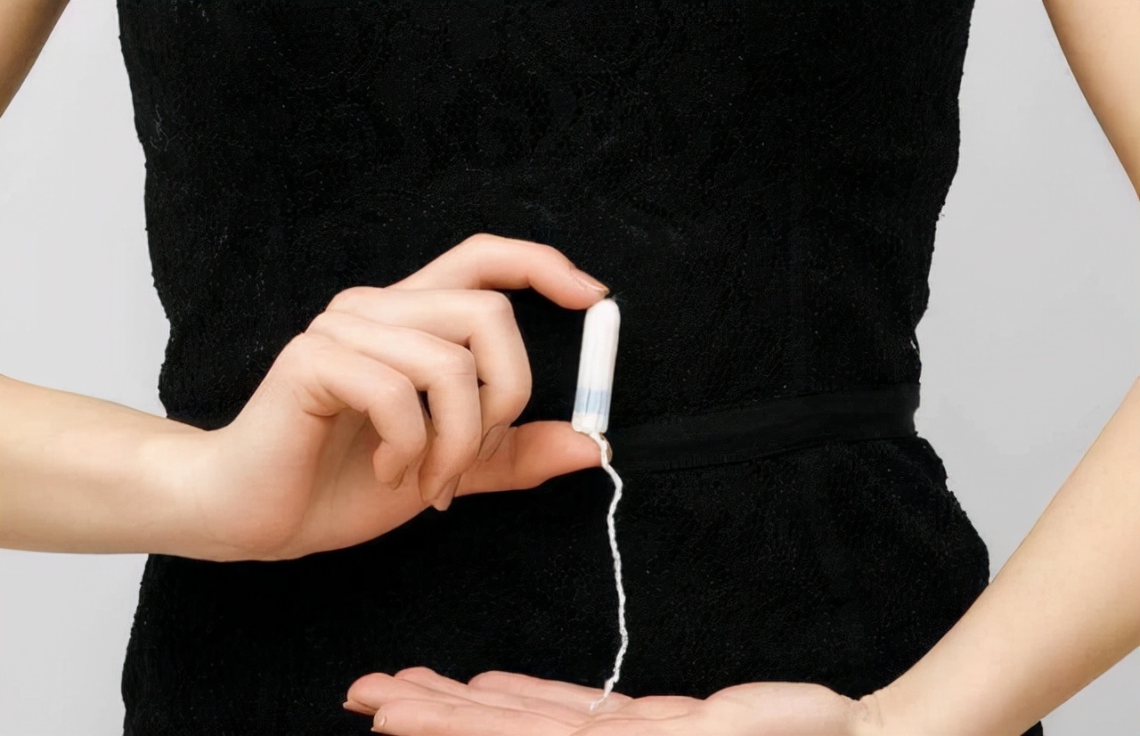 18岁少女,偷用卫生棉条卡住,无奈去医院求助,医生:不能这样用