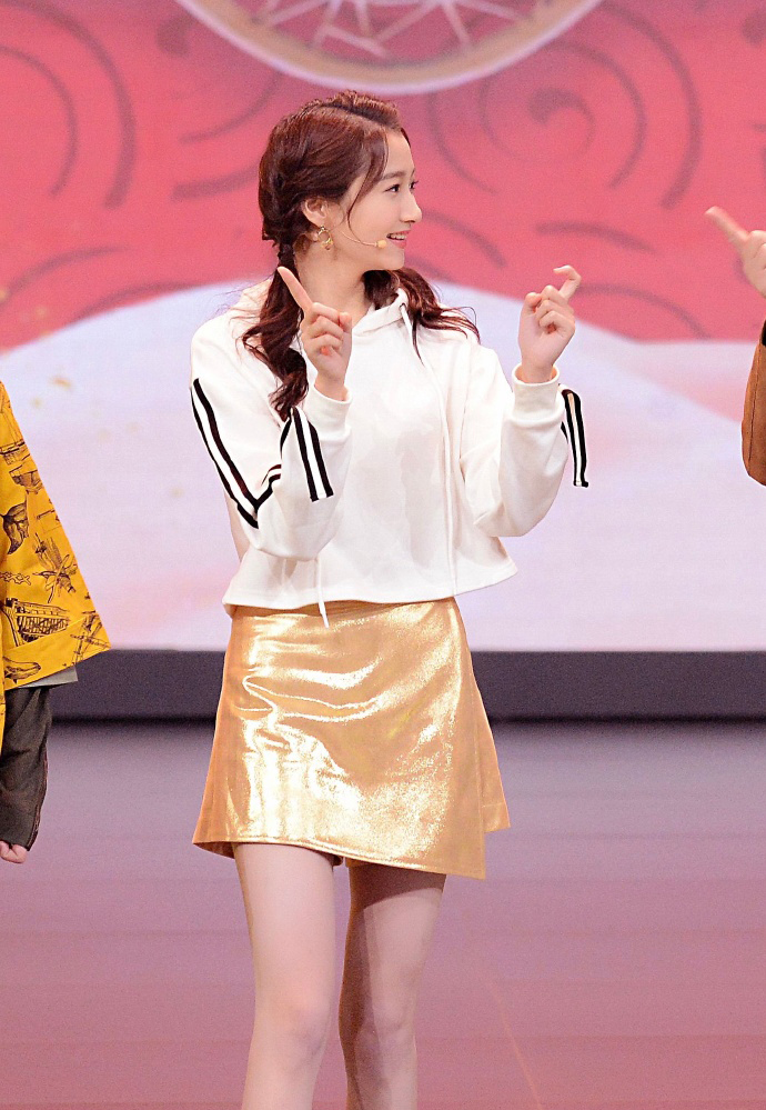 关晓彤穿着露肚脐可爱图片,关晓彤黑色露脐装